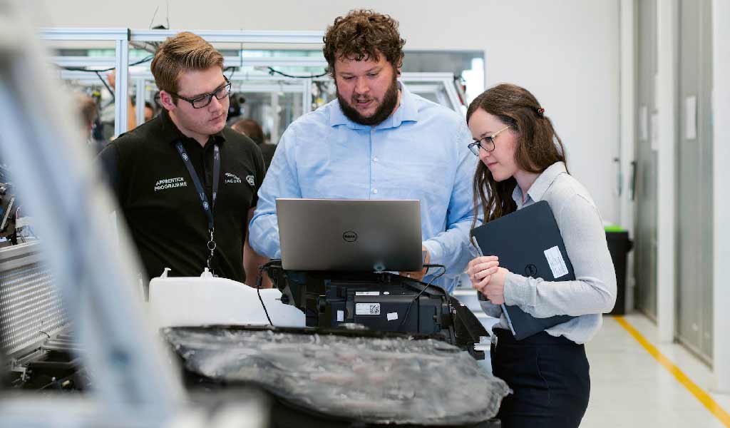 Engineers in the workshop seeing data from the manufacturing process in real time.